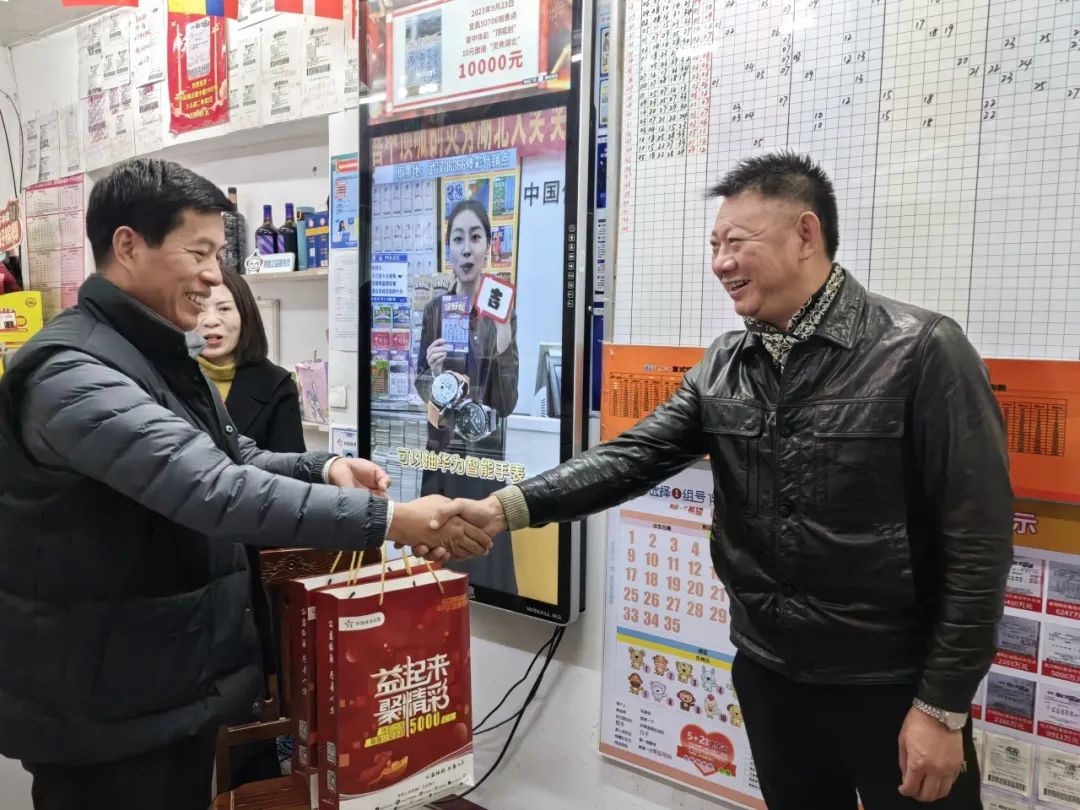责任体彩 | 路遇群众落水，他们毫不犹豫跳水救人——体彩人用行动弘扬见义勇为精神