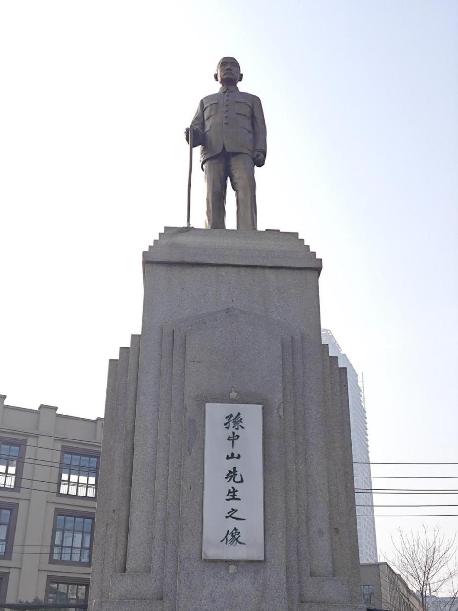 孙中山铜人像正面