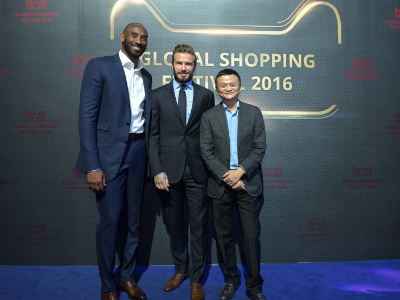 马云亮相天猫双11晚会彩排现场 和小贝科比合影被称"高富帅"组合