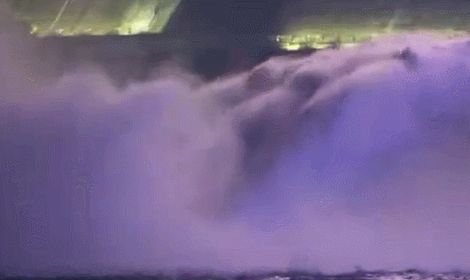 丹江口水库开闸泄洪,场面壮观