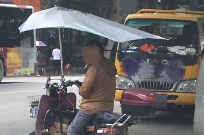 别再任性为车打“伞”｜直击电动自行车违法乱象