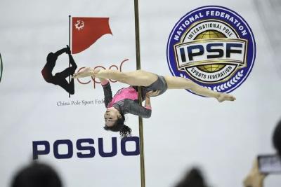 73岁钢管女神，火爆全球！中国大妈努力的样子真美~