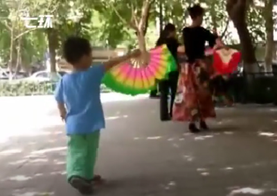 【社区】3岁娃会跳20多种广场舞！网友：不愧是外婆带的