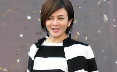 关之琳深夜现身KTV被鲜肉揽肩包围 男子身份曝光