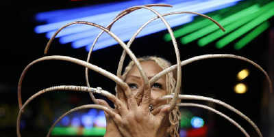 美国女子剪掉全球最长指甲:长度逾7米,留了28年