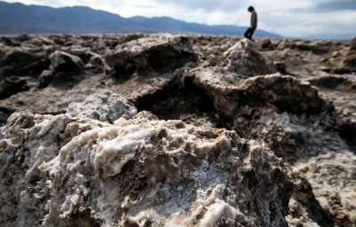 美国死亡谷魔鬼洞内出现“沙漠海啸” 浪高1.2米