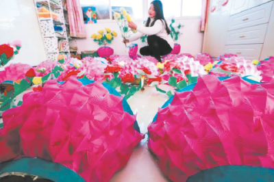 赶制传统 跑花灯迎元宵