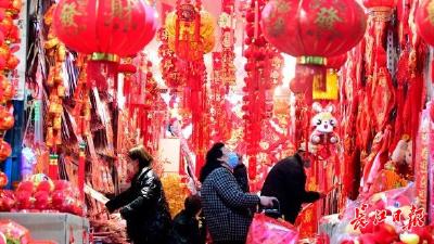  街头年味浓，满城尽是“中国红”