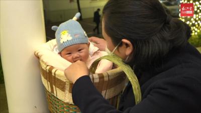 沉浸式看两会③丨背着孩子上“两会”，代表说出了她的心愿