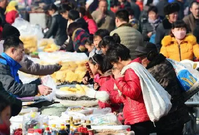 人民日报今日谈：春节消费展现经济脉动