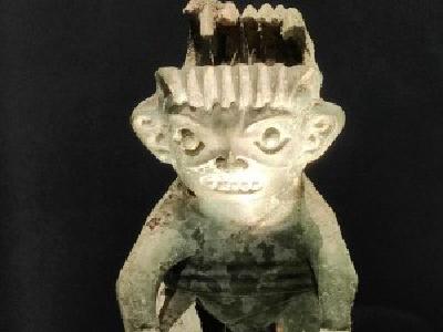 游客争执致文物滑落后，三星堆给跪坐青铜人像系上“安全带”