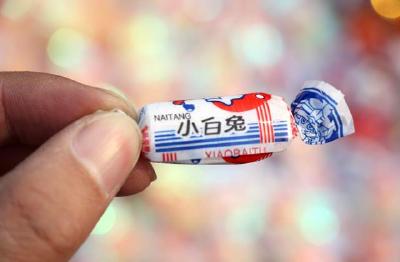小白兔奶糖、奥密奥饼干...别让山寨礼品在农村横行