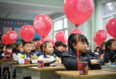 应对中小学学位紧张，需未雨绸缪因地制宜