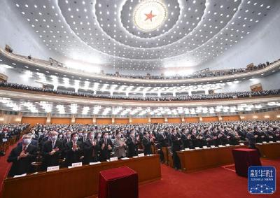 五年来历次大会和常委会会议通过宪法修正案，制定法律47件
