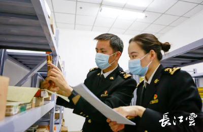 武汉海关集中销毁走私香烟74226支