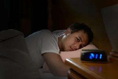 睡觉时出现这5个异常，可能是心脏和血管不好了，要重视起来
