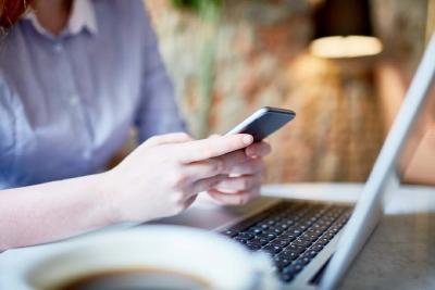 ​下班盯微信忙回复？“隐形加班”岂能常态化