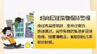 天降饮料瓶，3岁男童被砸出血！肇事者找到，竟因为……