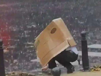 “顺手而为”！深圳“纸箱哥”是暴雨中的凡人微光