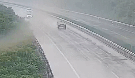 惊险！一轿车雨天撞护栏后连续旋转三圈半