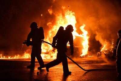 法国警察枪杀少年事件引发的暴力示威升级，一夜150人被捕