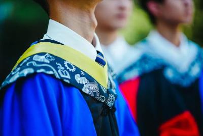 仪式感拉满！各大高校学位服惊艳亮相 你最Pick哪套？