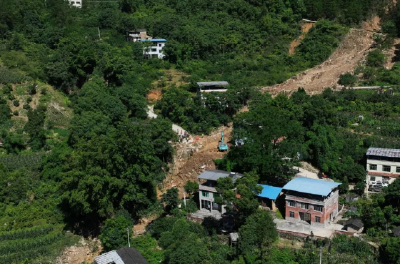 直击重庆万州洪涝灾害现场：平地冲出近5米深沟