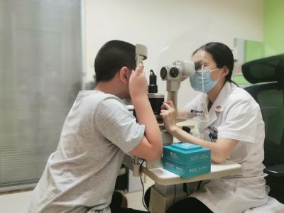 ​8岁男童做干冰实验发生意外险失明  眼科医生提醒：暑假警惕儿童眼外伤