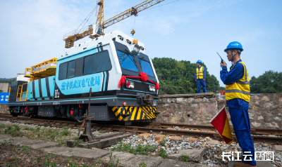 “氢”装上阵！国内首台氢能源地铁施工作业车在襄阳下线