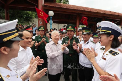 阮富仲到访这里，还栽下一棵