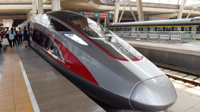 暑运过半 中国铁路发送旅客逾4亿人次