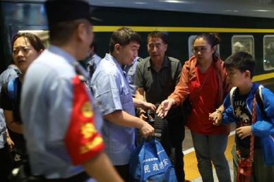 落坡岭居民倾尽所有帮助被困乘客，女书记哽咽着说没有人比中国人更团结