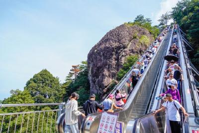 山一步没爬，景一处不落，浙江景点“无痛爬山”火上热搜，山里装电梯贵吗？