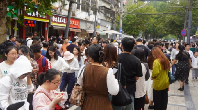 火得突然！武汉山海关路何以“人山人海”？