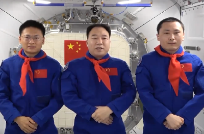 航天员向少先队员发出探索星辰大海约定