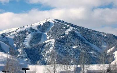 美国加州太浩湖滑雪场发生雪崩 致1死1伤