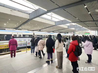 新年开学第一天：武汉地铁早高峰客流平稳有序