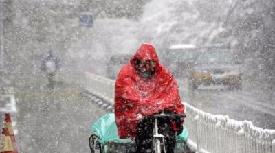 中央气象台四预警齐发 多省份有大风、寒潮、冻雨和暴雪