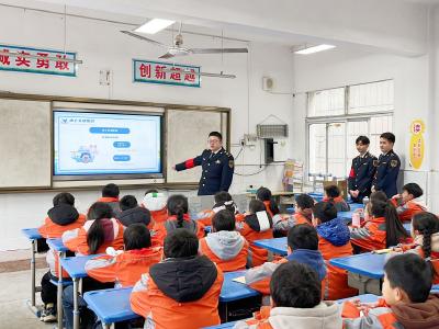 连续十五年——武汉海事局“海狮”志愿服务队走进簰洲校园开展助学帮困活动  