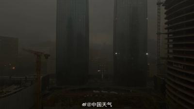 广州“一秒入夜” 为何雷暴天会瞬间天黑？