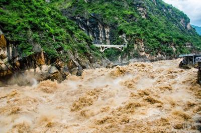 国家防总办公室、应急管理部：强化山洪和地质灾害防范 加强防洪工程巡查防守