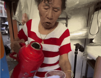 一天卖几百杯！“10元咖啡阿姨”火了，网友：我不理解