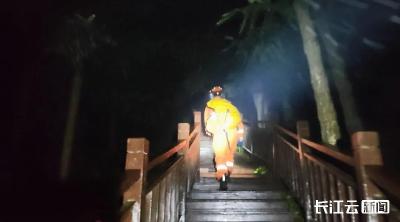 湖北孝昌：3名“驴友”探险被困 消防员彻夜搜寻成功救援