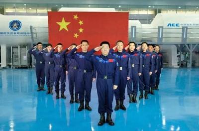 神舟十八号航天员乘组将于近日择机实施第一次出舱活动