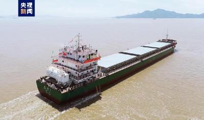 首次！万吨级江海直达船通过三峡大坝