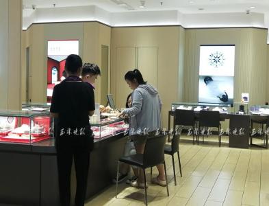 金价跌至“5字头”？线下店铺价格……