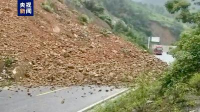 强降雨致G552国道贵州部分路段中断 湖水上涨淹没路面