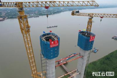 冲刺2025年底建成 武汉都市圈环线新港高速双柳长江大桥双主塔实现封顶