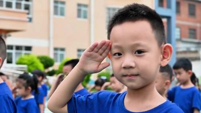 小朋友和军人的双向奔赴，真暖！儿童节之际，云南开远的官兵们走进校园，为孩子们带来了一场生动的国防教育活动