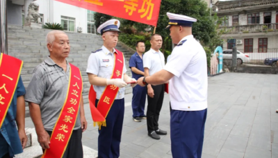 26岁荣立一等功！这张脸，让人心疼……